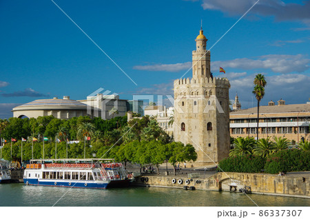 セビリアのサン・テルモ橋から眺めるアルフォンソ運河と黄金の塔 セビリアのサン・テルモ橋から眺めるアルフォンソ運河と黄金の塔 86337307