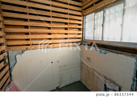 浴室リフォーム 施工の様子 風呂場の解体 昭和の浴室 浴室リフォーム 施工の様子 風呂場の解体 昭和の浴室 86337344