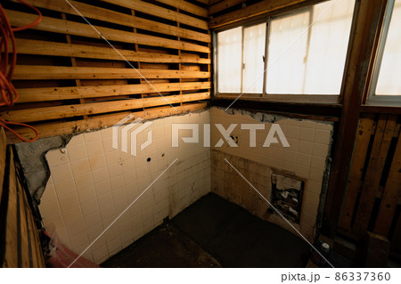 浴室リフォーム　施工の様子　風呂場の解体　昭和の浴室 86337360