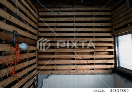 浴室リフォーム　施工の様子　風呂場の解体　昭和の浴室 86337369