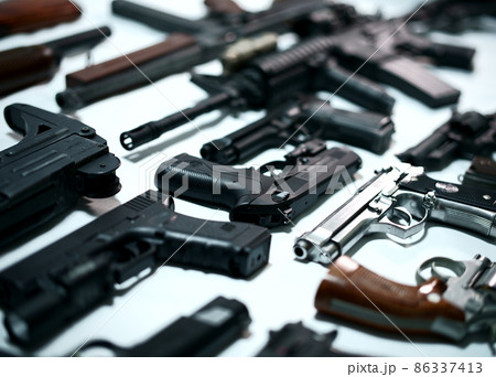 大量の銃 86337413