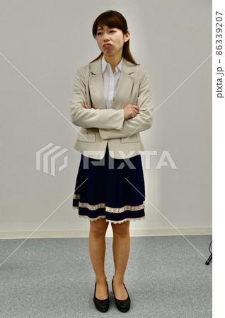 仏頂面の若い女性 仏頂面の若い女性 86339207