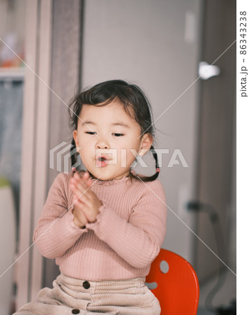 椅子に座って歌を歌うこども 椅子に座って歌を歌うこども 86343238