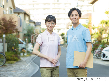 住宅街に立つ若い男女 86344660