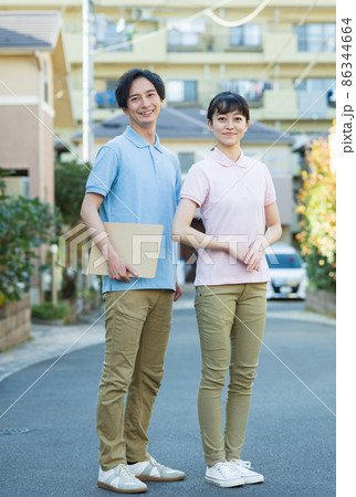 住宅街に立つ若い男女 住宅街に立つ若い男女 86344664