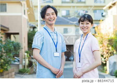 住宅街に立つスタッフ 住宅街に立つスタッフ 86344715