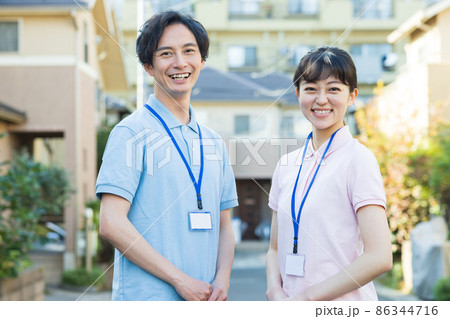 住宅街に立つスタッフ 86344716