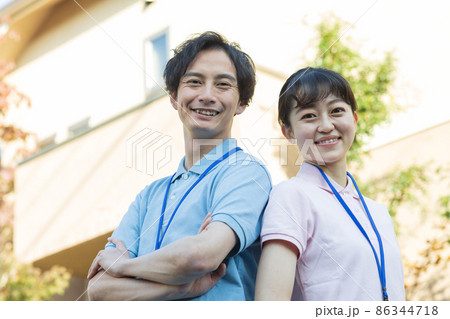 住宅街に立つスタッフ 住宅街に立つスタッフ 86344718