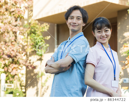 住宅街に立つスタッフ 86344722