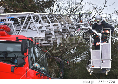 文化財防火デーの消防訓練　はしご車　ゴンドラの消防隊員 86344728