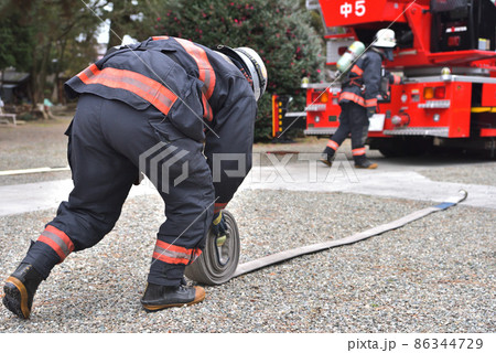 文化財防火デーの消防訓練　機敏な消防隊員の撤収風景 86344729