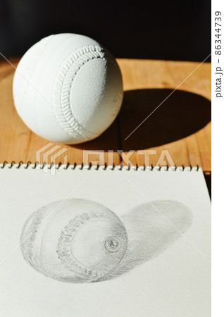 スケッチブックに描かれたボールのデッサン スケッチブックに描かれたボールのデッサン 86344739