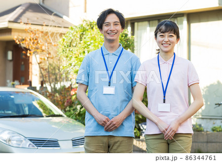 住宅街に立つスタッフ 86344761