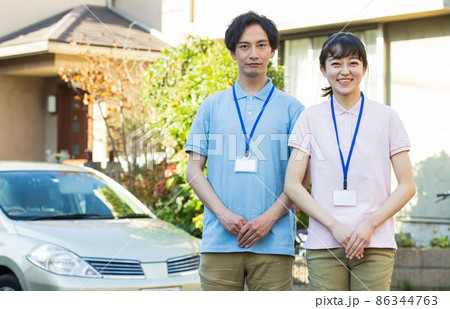 住宅街に立つスタッフ 86344763