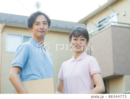 住宅街に立つスタッフ 住宅街に立つスタッフ 86344773