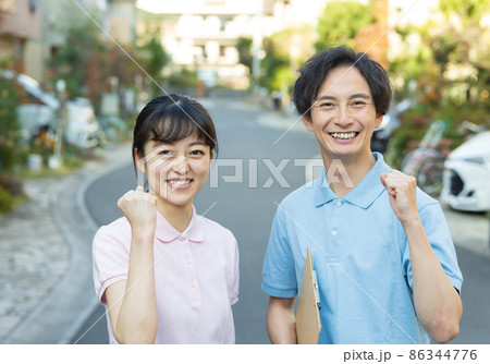 住宅街に立つスタッフ 住宅街に立つスタッフ 86344776