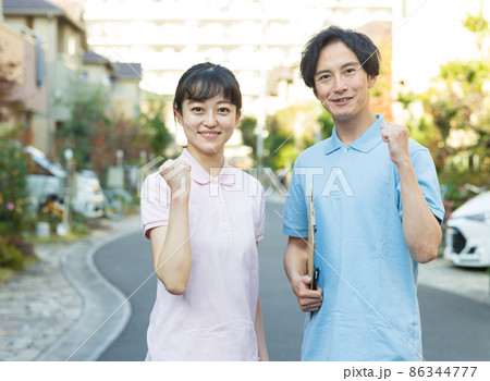 住宅街に立つスタッフ 86344777