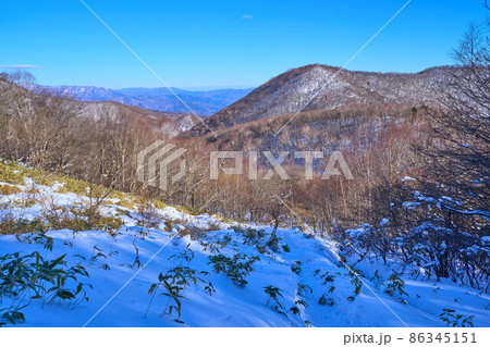 冬の群馬県赤城山の地蔵岳の八丁峠登山道の中腹から東側の長七郎山方面の眺望 冬の群馬県赤城山の地蔵岳の八丁峠登山道の中腹から東側の長七郎山方面の眺望 86345151