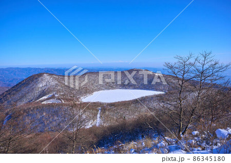 冬の群馬県赤城山の地蔵岳の地蔵岳の山頂付近から南東側の長七郎山と氷結した小沼の眺望 冬の群馬県赤城山の地蔵岳の地蔵岳の山頂付近から南東側の長七郎山と氷結した小沼の眺望 86345180