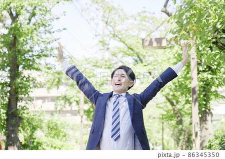 ビジネスマン　リフレッシュ　屋外 86345350