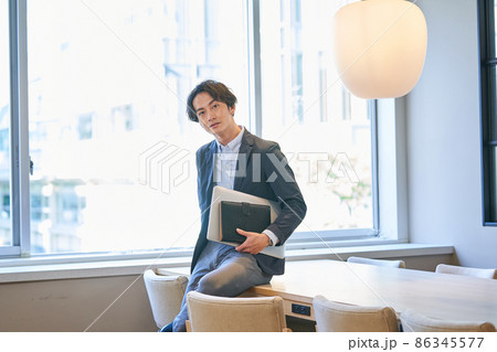 若い男性　プロフィール写真　コワーキング　シェアオフィス 86345577