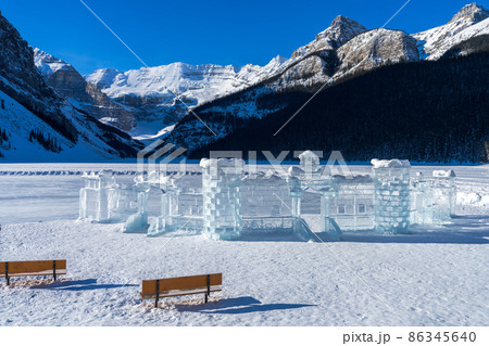 冬　凍結のルイーズ湖　レイク・ルイーズ　氷彫刻イベント　バンフ国立公園　カナダ 86345640