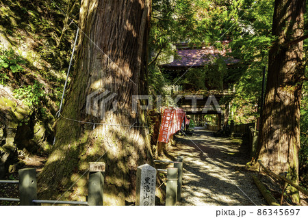 黒瀧山不動寺　山門　群馬県南牧村 86345697