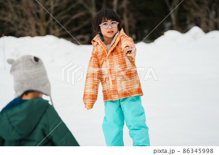 雪遊びをする子供 親子 雪遊びをする子供 親子 86345998