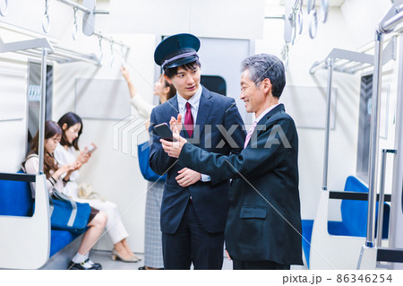 お客様の対応をする車掌 お客様の対応をする車掌 86346254