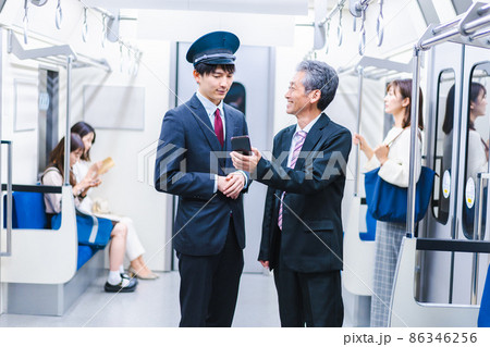 お客様の対応をする車掌 お客様の対応をする車掌 86346256