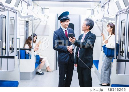 お客様の対応をする車掌 86346266