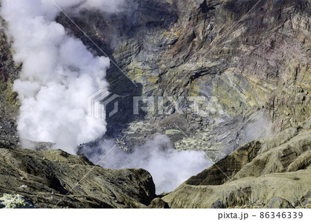 活動する火山を間近で見学できる観光スポット 阿蘇山火口(熊本県阿蘇市) 活動する火山を間近で見学できる観光スポット 阿蘇山火口(熊本県阿蘇市) 86346339