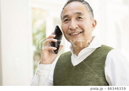 スマホで通話をするシニア男性1人 86346359