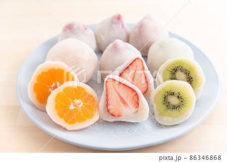 皿に乗ったたくさんのフルーツ大福の断面 いちご大福 みかん大福 キウイ大福 皿に乗ったたくさんのフルーツ大福の断面 いちご大福 みかん大福 キウイ大福 86346868