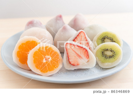 皿に乗ったたくさんのフルーツ大福の断面 いちご大福 みかん大福 キウイ大福 86346869