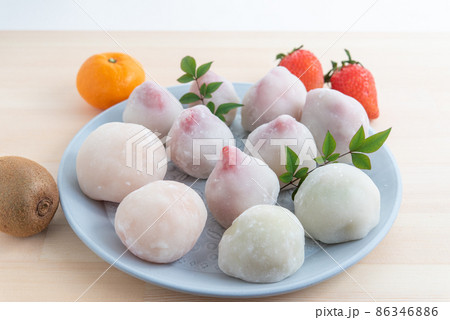 皿に乗ったたくさんのフルーツ大福 カットする前 いちご大福 みかん大福 キウイ大福 皿に乗ったたくさんのフルーツ大福 カットする前 いちご大福 みかん大福 キウイ大福 86346886