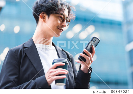 若い男性　スマホ　コーヒー 86347024