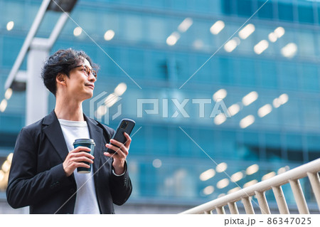 若い男性　スマホ　コーヒー 86347025