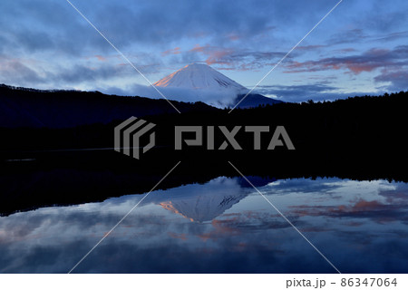 西湖からの朝焼けの富士山の風景 西湖からの朝焼けの富士山の風景 86347064