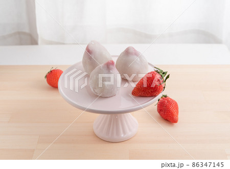 ケーキスタンドに乗ったいちご大福 86347145