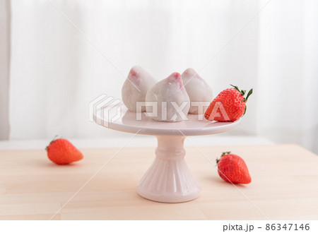 ケーキスタンドに乗ったいちご大福 86347146
