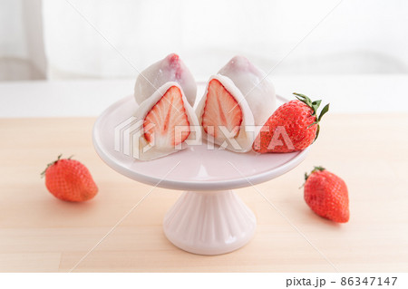 ケーキスタンドに乗ったいちご大福 断面 86347147