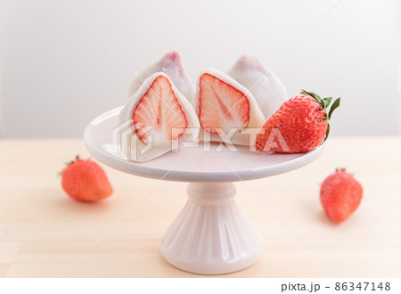 ケーキスタンドに乗ったいちご大福 断面 86347148