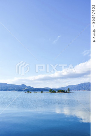 山陰　中海の大根島から小島（京島）を見る 86347403