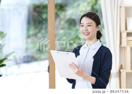 若い女性介護士 86347536