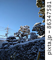 積雪と朝の風景 86347581