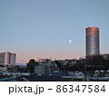 新横浜ランドマークと朝の月 86347584