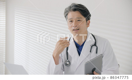 医療イメージ　白衣　ミドル男性　 86347775