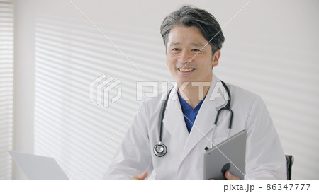 医療イメージ　白衣　ミドル男性　 86347777