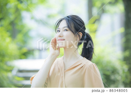 ベージュのワンピースの女性 屋外 ベージュのワンピースの女性 屋外 86348005